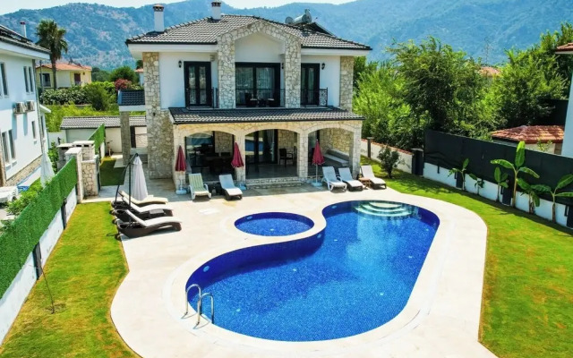 Villa-sleeps 9-parking-pool-bbq-hot Tub-pets