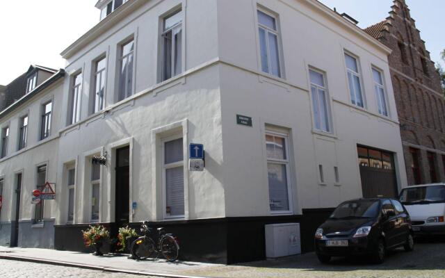 Отель B&B Le Flaneur вид на фасад