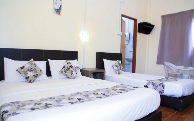 OYO 703 Myra Hotel