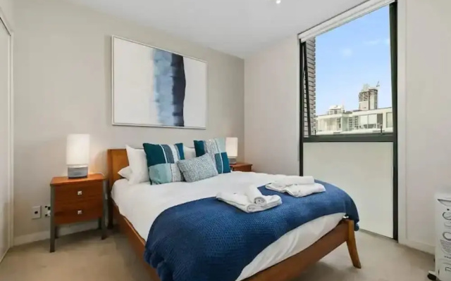 Beautiful 2BR - Pool, Gym & Parking Zodiak Stays