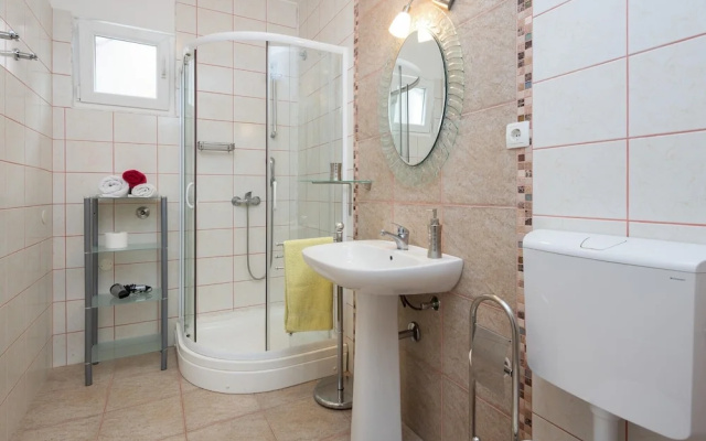 2 - Modern Apartment With Garden, 80m From Beach