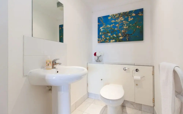 Canary Wharf Luxury River view apartment