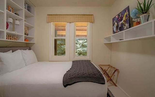 Red Elephant 4BR - Fire Pit - River & Downtown