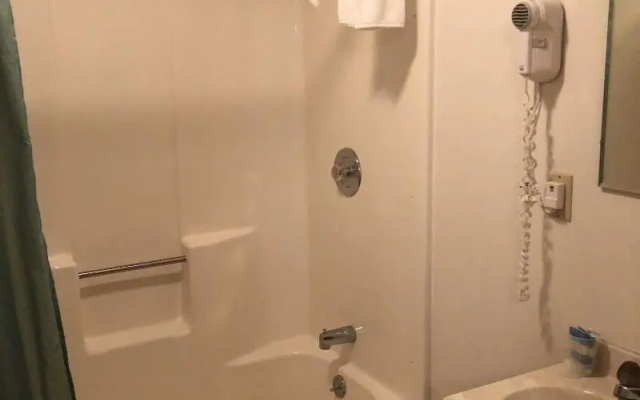 Sara Placid Inn & Suites