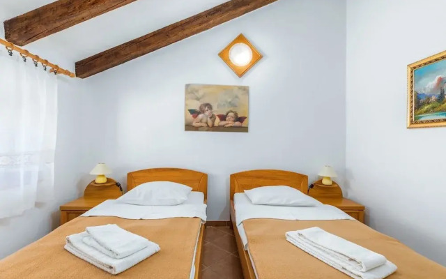Apartment in Cres Near Old Town & Beach