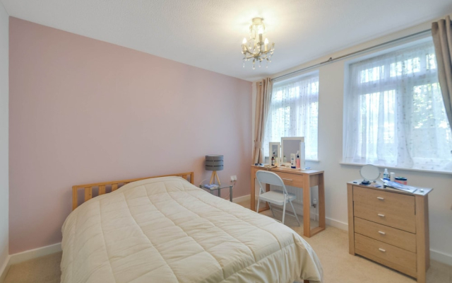 Spacious Flat With Free Parking Near Heathrow Airport