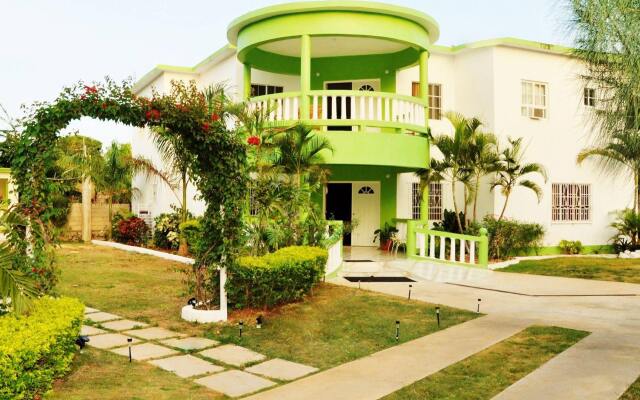Отель Moms Village Resort вид на фасад