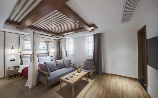 Qianna Bianyuan Hotel
