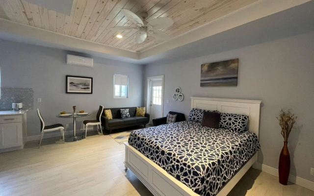 Nicole's Nest: Brand New Exquisite Studio Hideaway