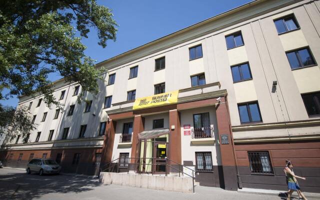 Отель Dizzy Daisy Hostel Польша, Вроцлав - отзывы, цены и фото номеров - забронировать отель Dizzy Daisy Hostel онлайн вид на фасад