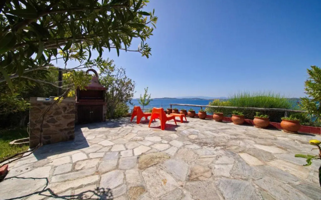 Beachfront villa with huge garden, 3br, Halkidiki