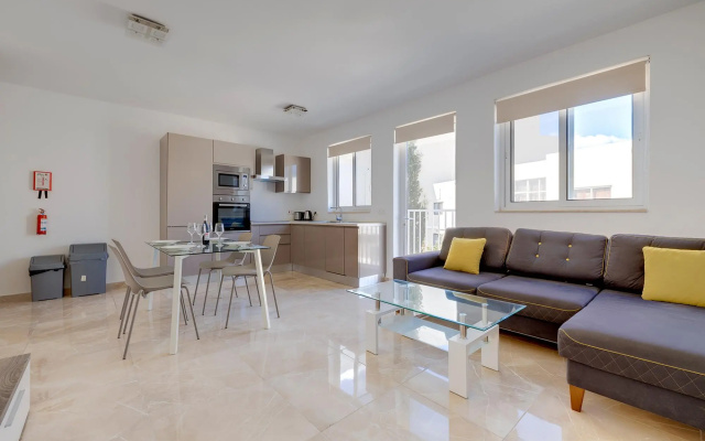 Deluxe Apartment Steps to St George's Bay