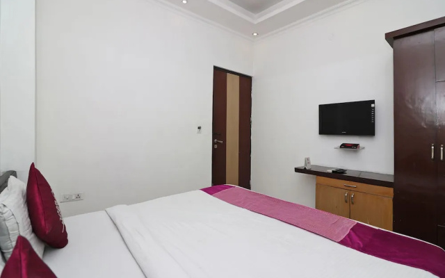 Hotel Crown Palace By OYO Rooms