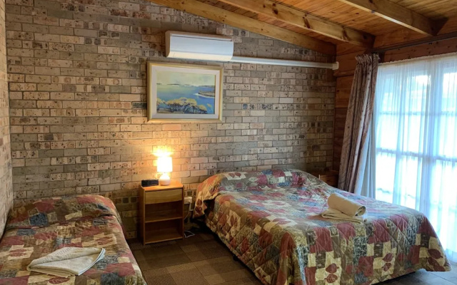 Lightning Ridge Outback Resort & Caravan Park