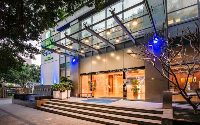 Отель Holiday Inn Express Shenzhen Luohu вид на фасад