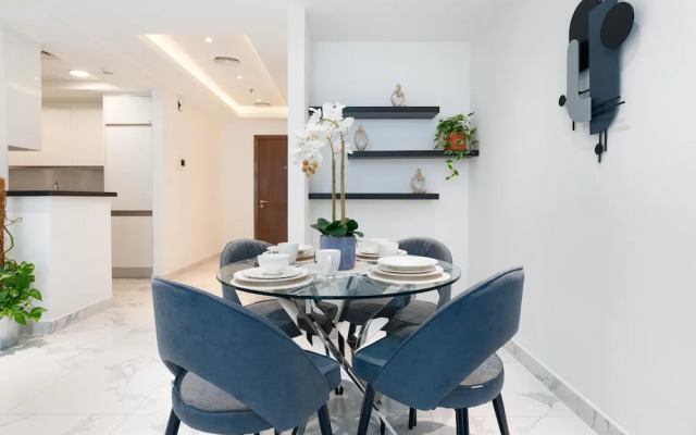 SuperHost - Luxury Apt with Panoramic Burj and Canal Views