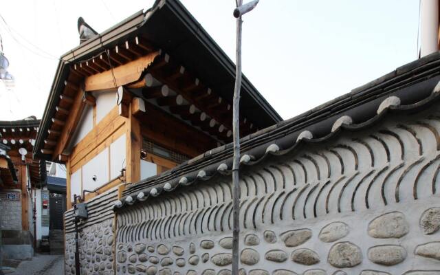 Отель Dahmsojung Hanok Guesthouse Южная Корея, Сеул - отзывы, цены и фото номеров - забронировать отель Dahmsojung Hanok Guesthouse онлайн вид на фасад