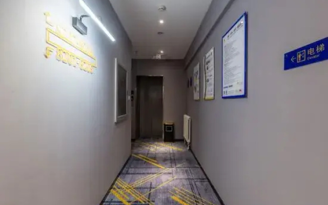 Super 8 Select Hotel (Beijing Tiancun Subway Station Branch)