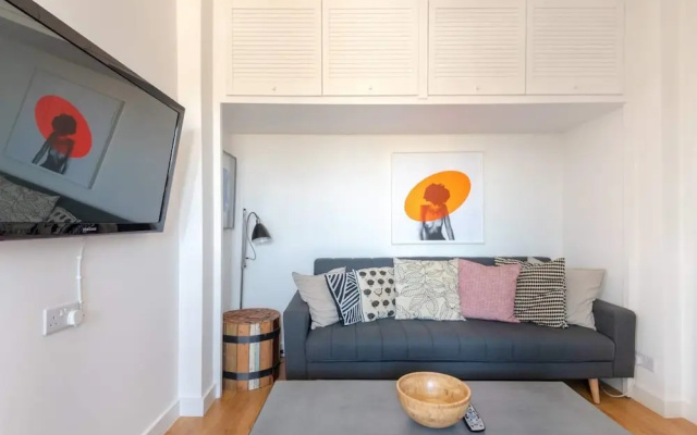 1BR Flat Ideally Located In Zone 2, Fits 3