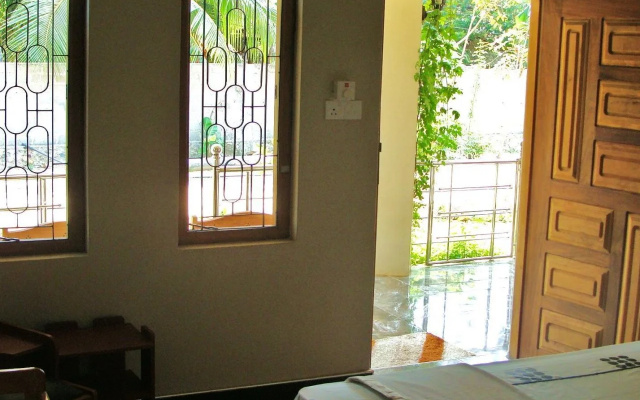 Arugambay Tourist Hotel Meenas