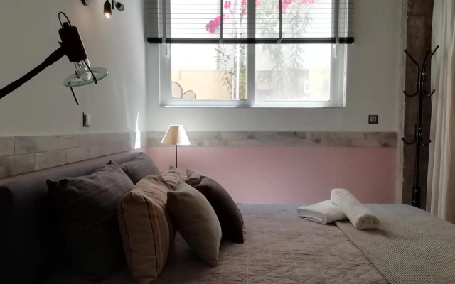 Amazing Semi-Basement Art Apartment easy walk to Napflio centre