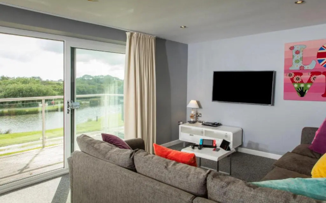 PointBreak Sleeps 12 with hot tub-Great celebration house-Dog friendly