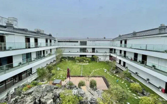 Tongjian Huaxiangtang Resort