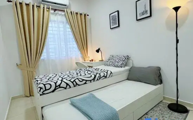 Kota Warisan Fully Air-Con 4 Bedroom Homestay