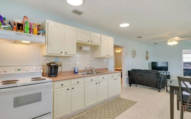 Waterfront Okeechobee Getaway w/ Backyard Dock!