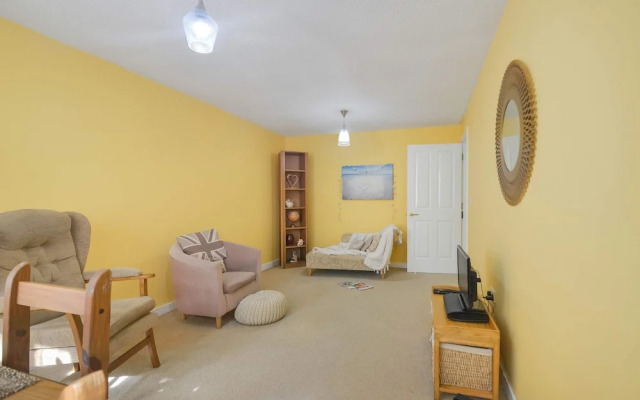 Spacious Flat With Free Parking Near Heathrow Airport