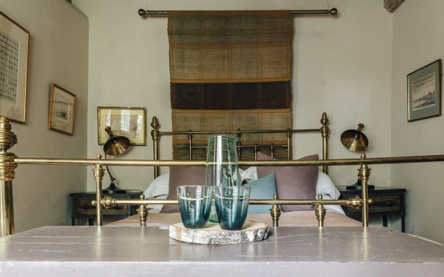 Lavish Tudor Estate Gardens - Sleeps 25