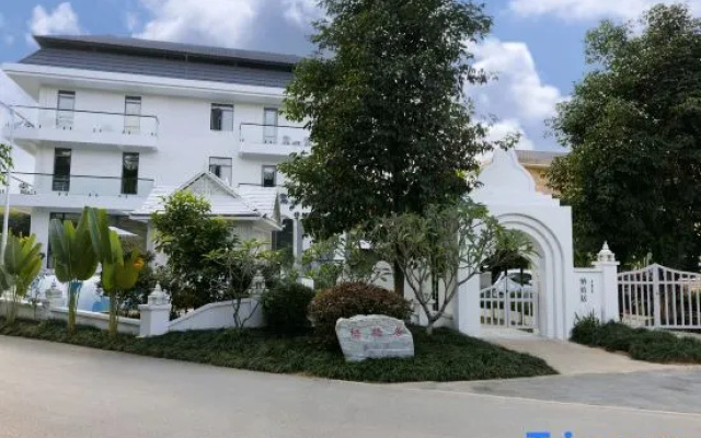 Xishuangbanna Qixuju Yishu Resort Hotel