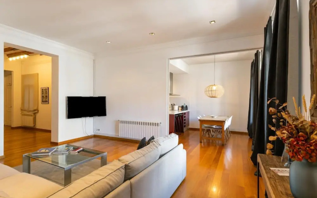 Apartamento de Tres Habitaciones con Terraza 21B