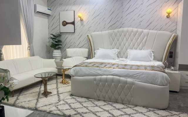 Onyx Royal Hotel And Suites