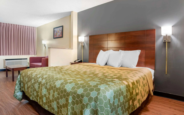 Econo Lodge Inn & Suites Forest