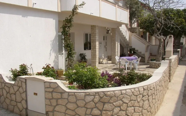 Luca - With Nice Courtyard - SA3
