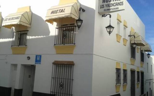 Отель Hostal Los Valencianos Испания, Кониль-де-ла-Фронтера - отзывы, цены и фото номеров - забронировать отель Hostal Los Valencianos онлайн вид на фасад