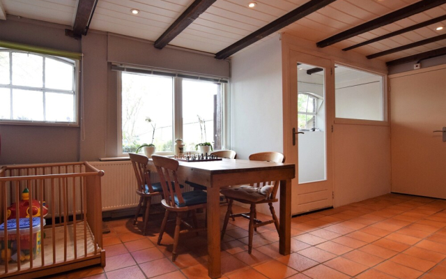 Quaint Farmhouse near River in Oosterwijk