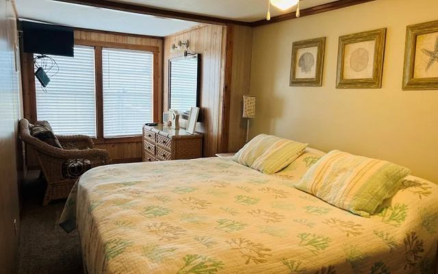 Hidden Treasure 2 Bedroom Home by RedAwning