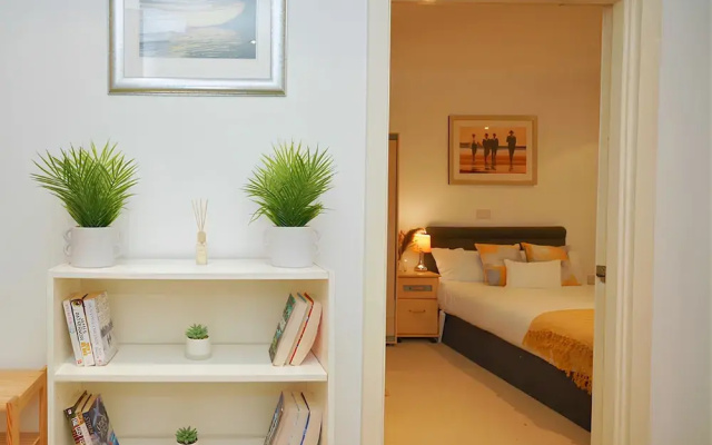 2 Bed Flat - Sleeps 6 - Parking - Wifi