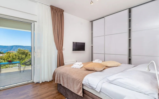 Scenic Villa in Linardi?i With Private Swimming Pool