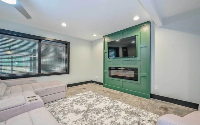 5 Mi to Mercedes-benz Stadium: Stylish ATL Retreat