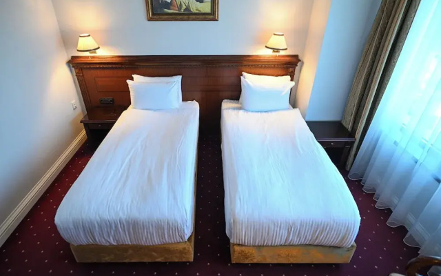 Stone Bridge Hotel