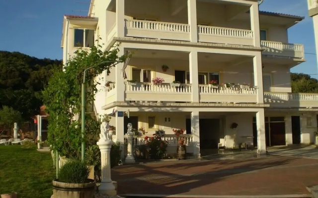 Robi- Swimming Pool and Beautiful Garden - A1-žuti