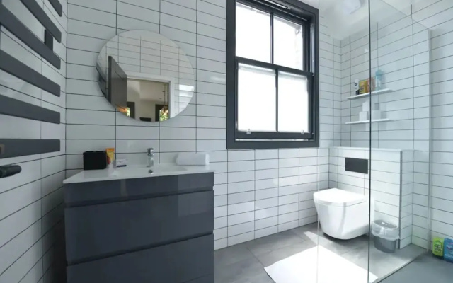 Contemporary 2 Bedroom Apartment on Columbia Road