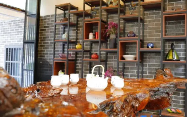 Floral Hotel · Mountain Whisper Hotel（Shennongjia Wooden fish store）