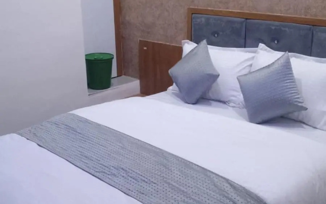 Hotel S G, Vadodara