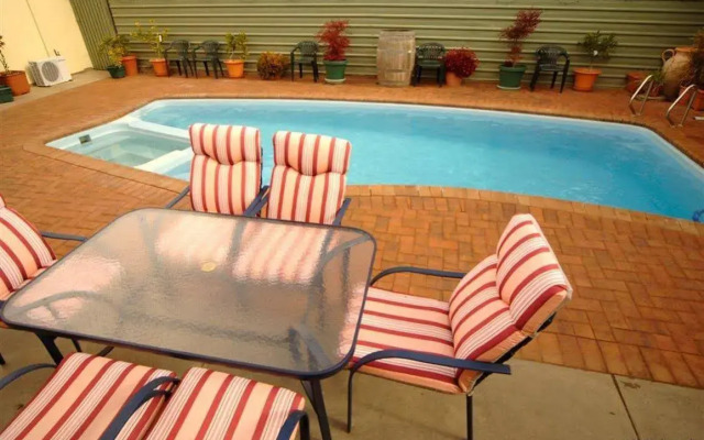 Oasis Motor Inn