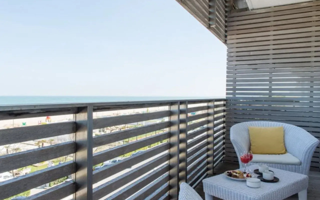 Kiss Beachfront Hotel & Restaurant