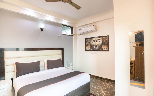 Collection O 50154 Sangvi Palace